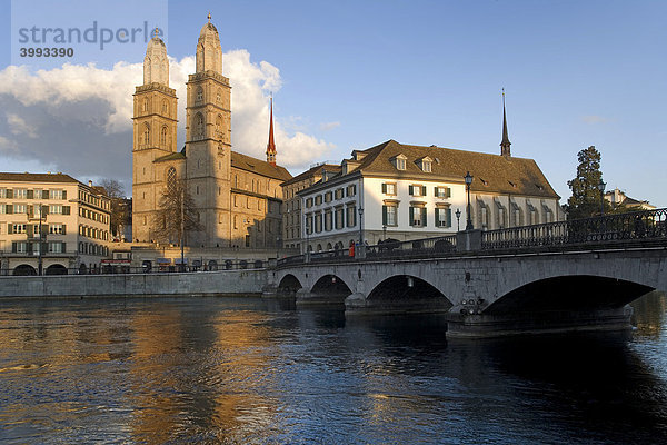 Zürcher Altstadt an der Limmat mit der Münsterbrücke  dem Grossmünster und der Wasserkirche rechts  Zürich  Schweiz  Europa
