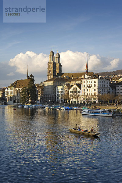 Zürcher Altstadt an der Limmat mit dem Grossmünster und der Wasserkirche  Zürich  Schweiz  Europa