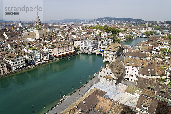 Altstadt von Zürich mit der St. Peterskirche  Schweiz  Europa