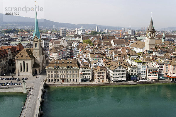 Altstadt von Zürich  links die Fraumünster Kirche  rechts die St. Peterskirche  Schweiz  Europa