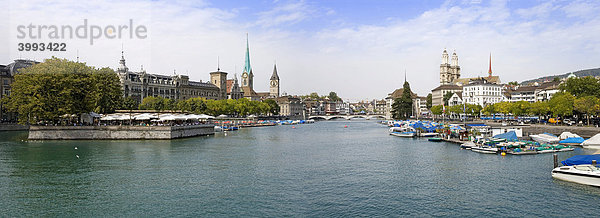 Altstadt Zürich mit der Limmat  Schweiz  Europa
