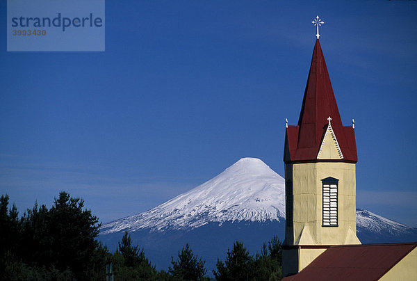 Kirche vor Vulkan Osorno  Patagonien  Seengebiet  Chile  Südamerika