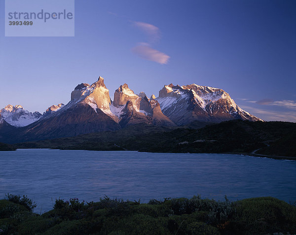 Die Bergkette der Cuernos del Paine  Torres del Paine Nationalpark  Patagonien  Puerto Natales  RegiÛn de Magallanes y de la Ant·rtica Chilena  Chile  Südamerika