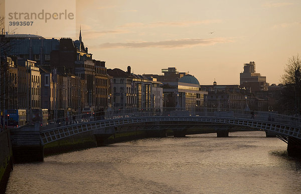 Abendstimmung am Ufer des River Liffey  Dublin  Baile ¡tha Cliath  County Dublin  Leinster  Irland  Europa