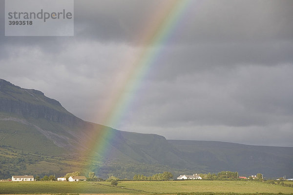 Regenbogen vor dem Tafelberg Benbulben  County Sligo  Connaught  Irland  Europa