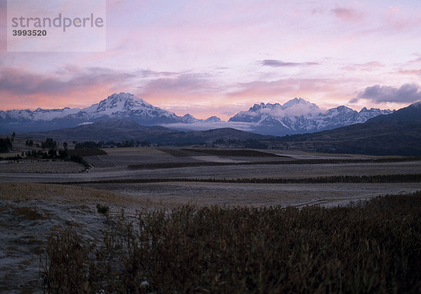 Sonnenaufgang über der Cordillera Vilcabamba  Chinchero  Cusco  Peru  Südamerika