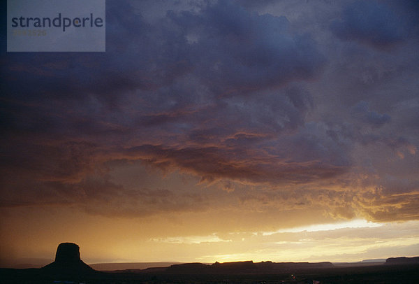 Sonnenuntergang mit bedrohlichen Gewitterwolken über dem Monument Valley  Kayenta  Arizona  USA