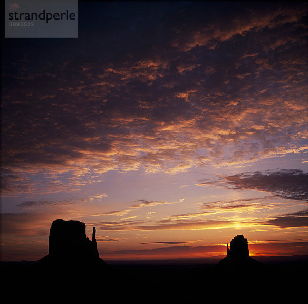 Sonnenuntergang mit bedrohlichen Gewitterwolken über dem Monument Valley  Kayenta  Arizona  USA