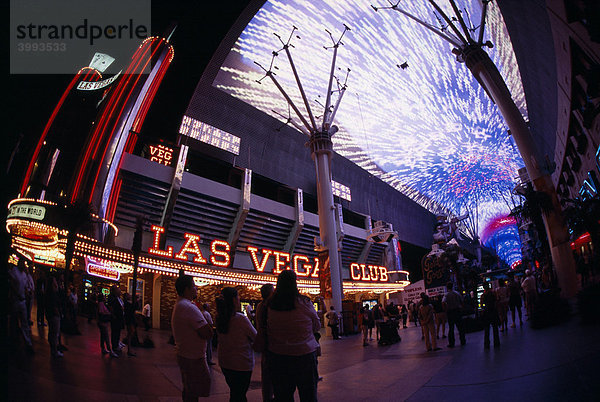 Zuschauer betrachten eine Vorführung des Fremont Street Experience in Downtown Las Vegas  Nevada  USA