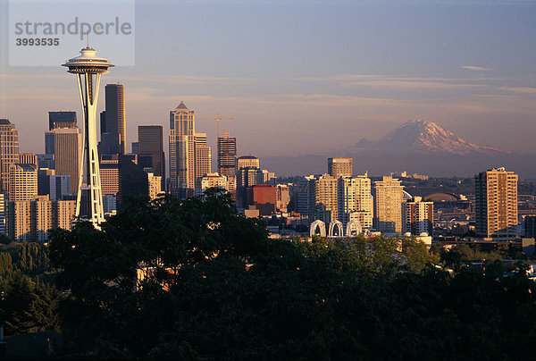 Skyline von Seattle  links die Space Needle  im Abendlicht  Seattle  Washington  USA
