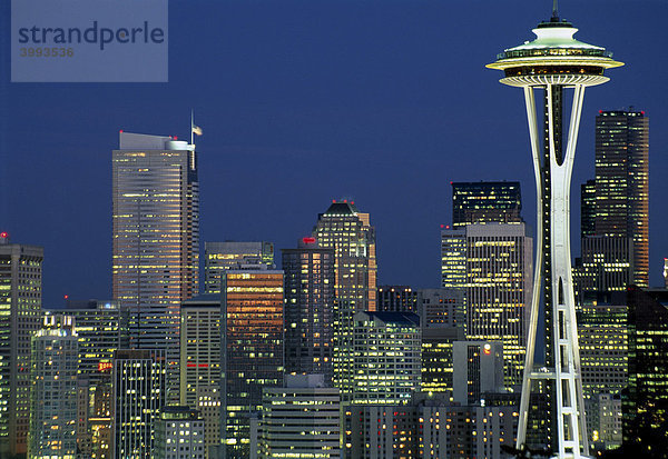 Skyline von Seattle  rechts die Space Needle  bei Nacht  Seattle  Washington  USA