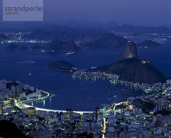 Blick vom Corcovado auf den Stadtteil Botafogo und den Zuckerhut  P„o de AÁucar  Rio de Janeiro  Brasilien  Südamerika