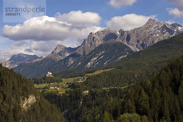 Landschaft der Unterengadiner Dolomiten mit Tarasp und Schloss Tarasp  hinten Piz Pisoc  3173 m über NN  Piz Lischana  3105 m über NN  und Piz S-chal·mbert  3031 m über NN  Unterengadin  Kanton Graubünden  Schweiz  Europa