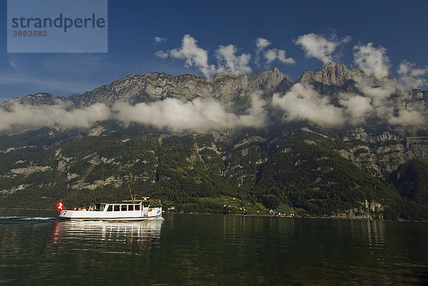 Walensee mit Touristenboot und der Churfirsten-Bergkette  Appenzeller Alpen  Kanton St. Gallen  Schweiz  Europa