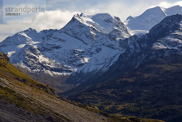 Blick auf die Bergkette der Bündner Alpen mit Diavolezza  2978 m über NN  und Piz Palü  3905 m über NN  Kanton Graubünden  Schweiz  Europa