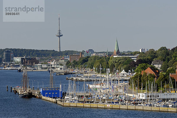 Blick über das Westufer der Kieler Innenförde mit Yachthafen Düsternbrook  Nikolaikirche und Funkturm  Kiel  Schleswig-Holstein  Deutschland  Europa