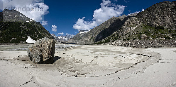 Findling im Flussdelta des Lauteraargletschers  Grimselgebiet  Urner Alpen  Kanton Uri  Schweiz  Europa Kanton Uri
