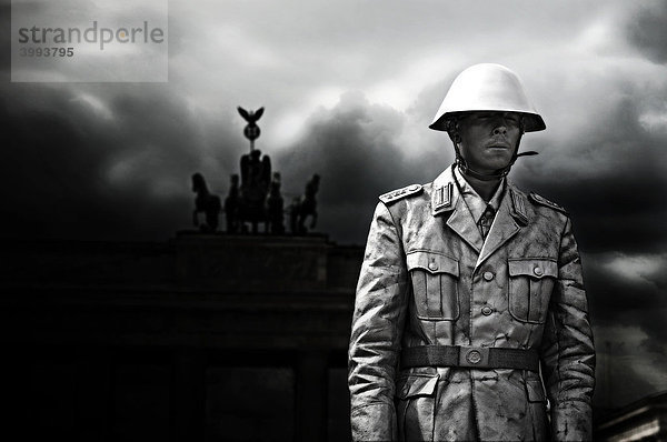 Verkleideter NVA Soldat vor dem Brandenburger Tor  Berlin  Deutschland  Europa