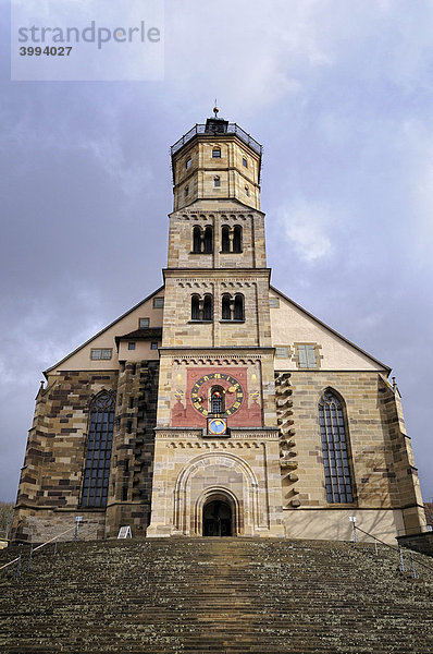 Die 1156 geweihte Kirche St Michael in Schwäbisch Hall  Landkreis Schwäbisch Hall  Baden-Württemberg  Deutschland  Europa