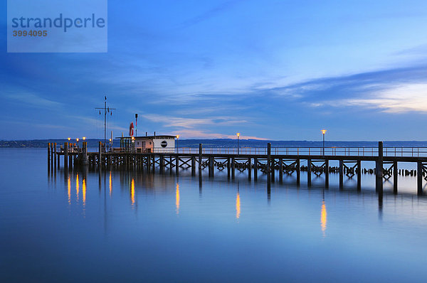 Steganlage der Bodenseegemeinde Hagnau am Abend  Bodenseekreis  Baden-Württemberg  Deutschland  Europa