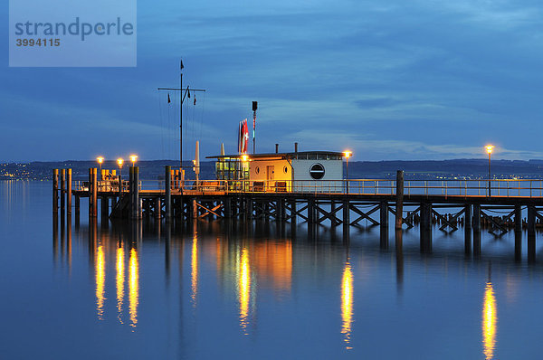 Steganlage der Bodenseegemeinde Hagnau am Abend  Bodenseekreis  Baden-Württemberg  Deutschland  Europa