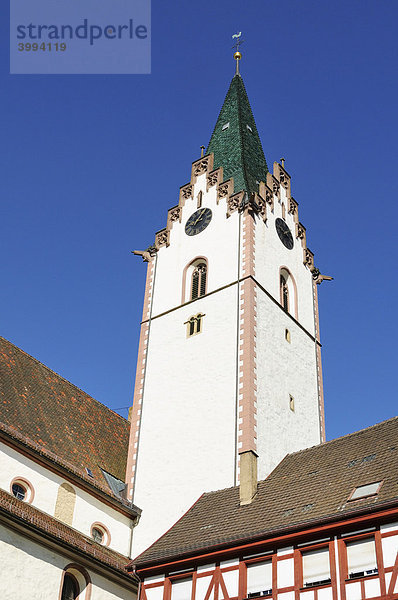 Kirchturm der Stadtkirche Mariä Himmelfahrt in der historischen Altstadt von Engen  Landkreis Konstanz  Baden-Württemberg  Deutschland  Europa