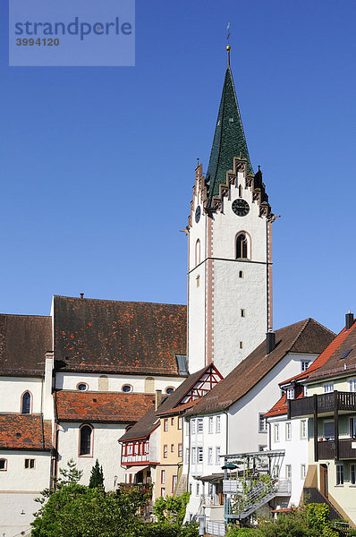 Kirchturm der Stadtkirche Mariä Himmelfahrt mit der Altstadtansicht der Stadt Engen  Landkreis Konstanz  Baden-Württemberg  Deutschland  Europa