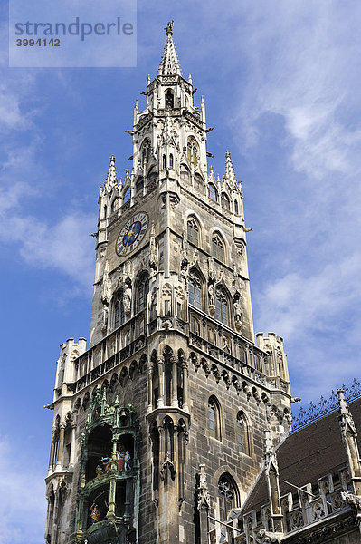 Der 85 Meter hohe Turm des neuen Rathauses auf dem Marienplatz in München  Bayern  Europa