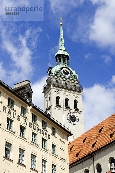 Die Kirche St Peter  auch der alte Peter genannt  mit dem Haus Neumayr in München  Bayern  Deutschland  Europa