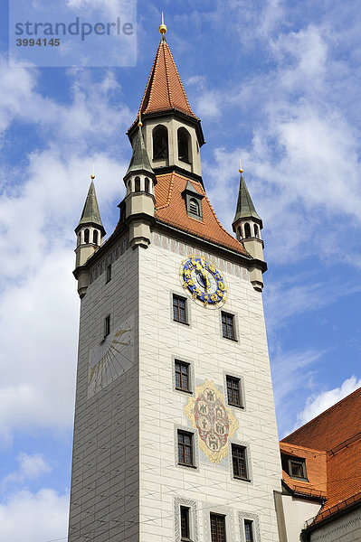 Der gotische Turm vom alten Rathaus zu München  heute Spielzeugmuseum  Bayern  Deutschland  Europa