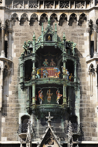 Das Glockenspiel vom neuen Münchner Rathaus  München  Bayern  Europa