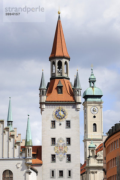 Der alte Rathausturm mit dem Glockenturm der Heilig-Geist-Kirche am Marienplatz in München  Bayern  Deutschland  Europa