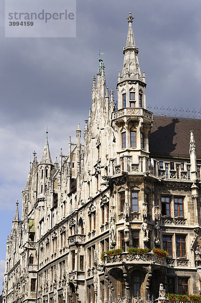 Neugotische Fassade und Erkerturm vom neuen Rathaus in München  Bayern  Deutschland  Europa