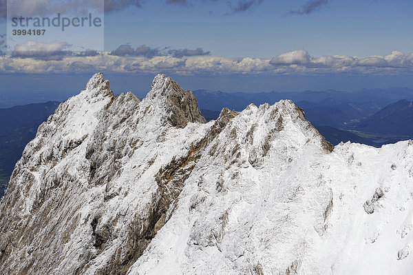 Die Höllentalspitzen im Wettersteingebirge  nahe dem Zugspitzgipfel  Landkreis Garmisch-Partenkirchen  Bayern  Deutschland  Europa