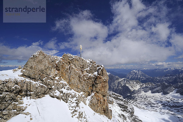 Der Gipfel der Zugspitze mit dem Gipfelkreuz auf 2962 m Höhe  Landkreis Garmisch-Partenkirchen  Bayern  Deutschland  Europa