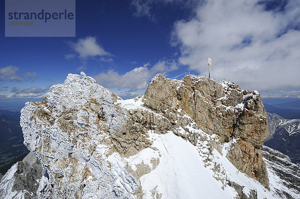 Der Gipfel der Zugspitze mit dem Gipfelkreuz auf 2962 m Höhe  Landkreis Garmisch-Partenkirchen  Bayern  Deutschland  Europa
