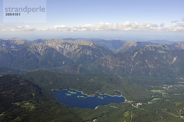 Blick von der Zugspitze Richtung Norden zum Eibsee und Talstation Grainau  Landkreis Garmisch-Partenkirchen  Bayern  Deutschland  Europa