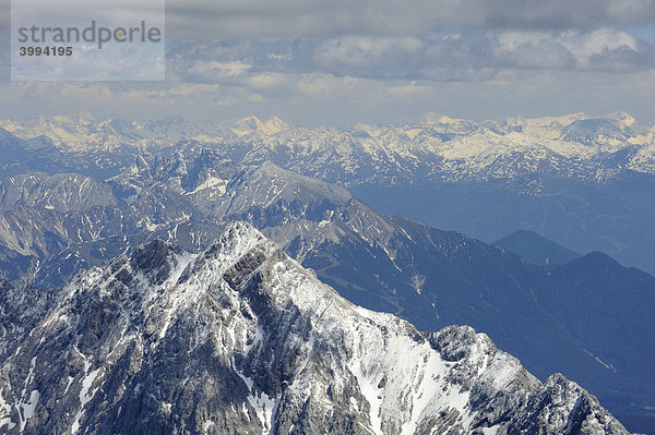 Blick von der Zugspitze auf das Wettersteingebirge  Bayern  Deutschland  Europa