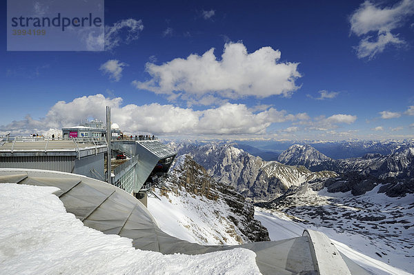 Die Bergstation und Aussichtsplattform der Zugspitzbahn  Landkreis Garmisch-Partenkirchen  Bayern  Deutschland  Europa