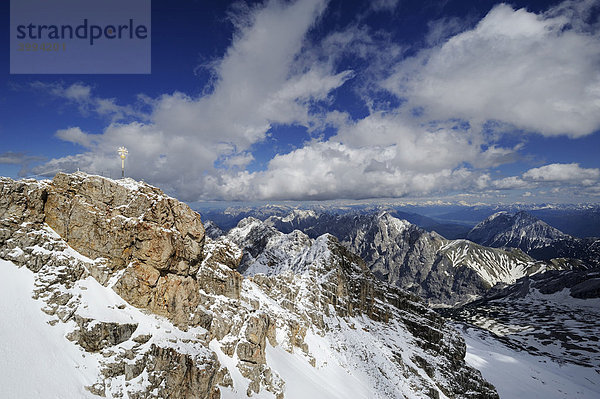 Der Zugspitzgipfel  dahinter das Wettersteingebirge  Landkreis Garmisch-Partenkirchen  Bayern  Deutschland  Europa