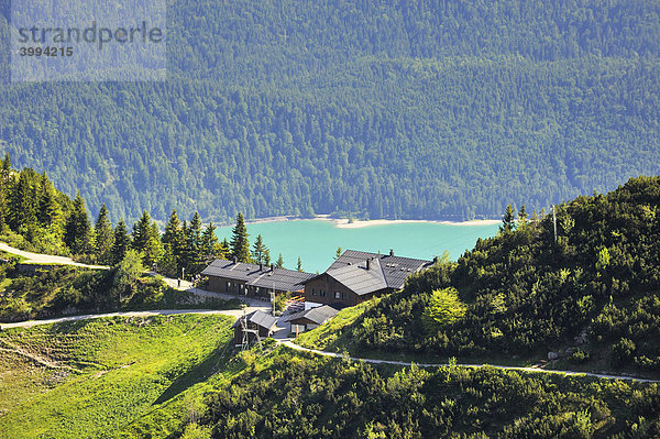 Das Berggasthaus Herzogstand  dahinter der Walchensee  Landkreis Bad Tölz-Wolfratshausen  Bayern  Deutschland  Europa