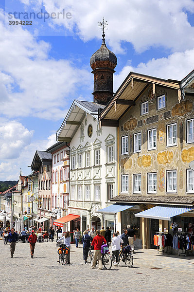 Die Marktstraße der Kreisstadt Bad Tölz  Landkreis Bad Tölz-Wolfratshausen  Bayern  Deutschland  Europa