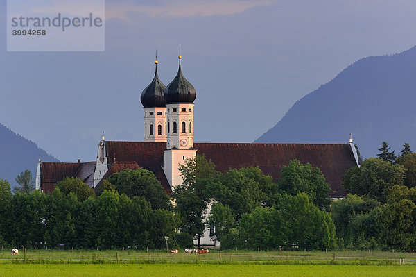 Kloster Benediktbeuern im Abendlicht  Landkreis Bad Tölz-Wolfratshausen  Bayern  Deutschland  Europa