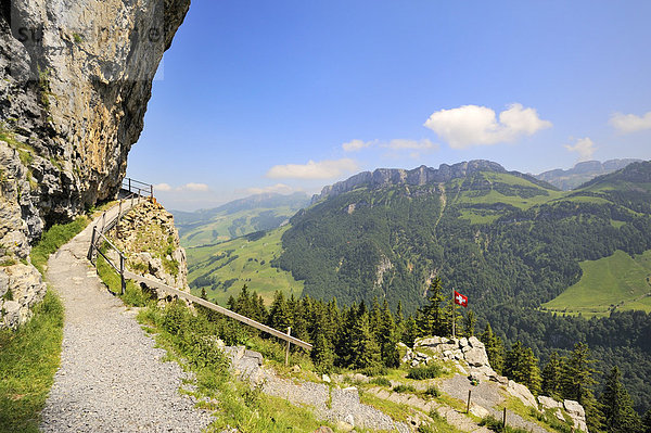 Wanderweg zum Wildkirchli unterhalb der Ebenalp  Kanton Appenzell Innerrhoden  Schweiz  Europa