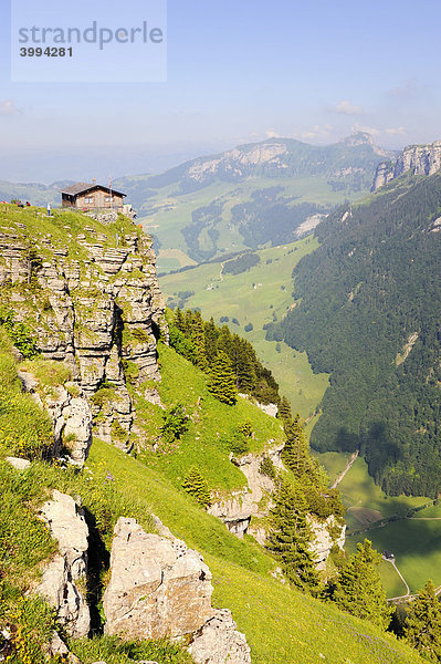 Berghütte auf der Ebenalp  dahinter das Alpsteinmassiv mit dem Hohen Kasten  Kanton Appenzell Innerrhoden  Schweiz  Europa