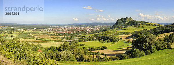 Blick in die Hegaulandschaft mit der Stadt Singen am Hohentwiel  Landkreis Konstanz  Baden-Württemberg  Deutschland  Europa