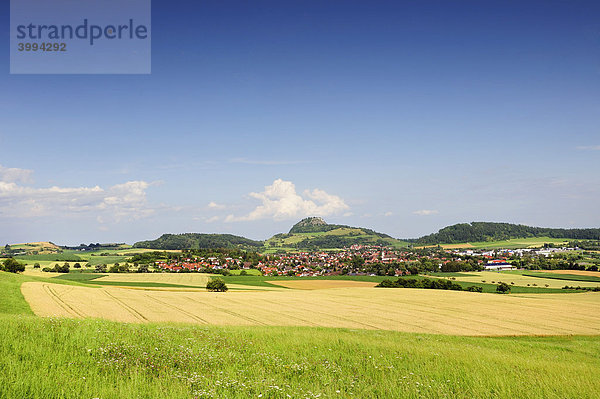 Blick in die Hegaulandschaft mit der Gemeinde Hilzingen  dahinter der Hegauvulkan Hohentwiel  Landkreis Konstanz  Baden-Württemberg  Deutschland  Europa