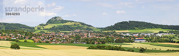 Blick in die Hegaulandschaft mit der Gemeinde Hilzingen  dahinter der Hegauvulkan Hohentwiel  Landkreis Konstanz  Baden-Württemberg  Deutschland  Europa