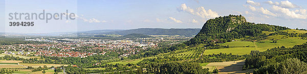Blick in die Hegaulandschaft mit der Stadt Singen am Hohentwiel  Landkreis Konstanz  Baden-Württemberg  Deutschland  Europa