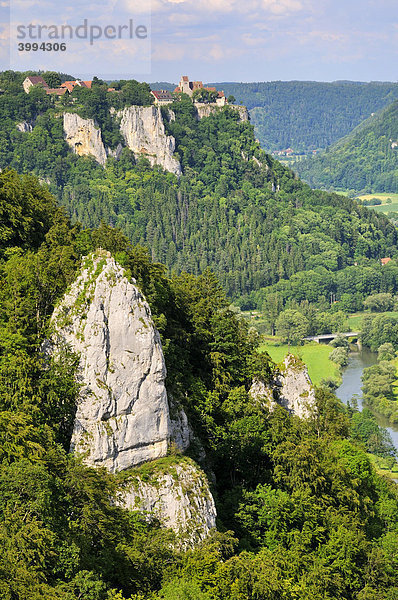Blick in das obere Donautal zur Burg Werenwag  Landkreis Sigmaringen  Baden-Württemberg  Deutschland  Europa